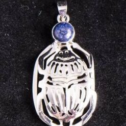 Scarabeu din argint - pandantiv, cu cristal de lapis lazuli Scarabeu din argint - pandantiv, cu cristal de lapis lazuli