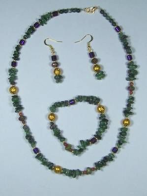 Set din smarald, accesorii auri si elemente mov