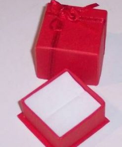 Cutiuta patrata de culoare rosie pentru bijuterii