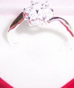 Inel din argint cu floare din cristal - model deosebit !