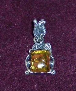 Pandantiv din argint si cristal de granat
