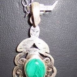 Pandantiv din argint si cristal de malachit, pe lantisor Pandantiv din argint si cristal de malachit, pe lantisor