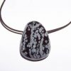 Pandantiv din cristal de obsidian pe siret din cauciuc